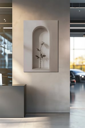 Minimalist Gül Baskılı Cam Tablo – Niş İçinde Beyaz Gül Modern Duvar Dekoru