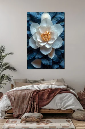 Beyaz Çiçek Baskılı Cam Tablo – Mavi Zeminli Altın Detaylı 3D Lüks Duvar Dekoru