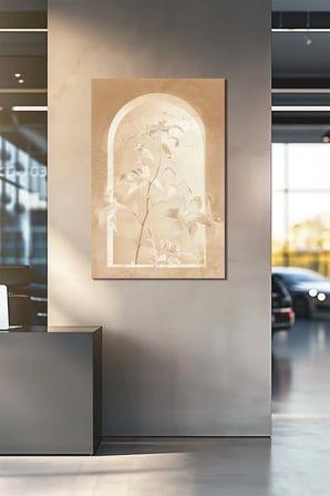Lilyum Çiçeği Baskılı Cam Tablo – Bej Tonlu Minimalist Niş Tasarım Duvar Dekoru