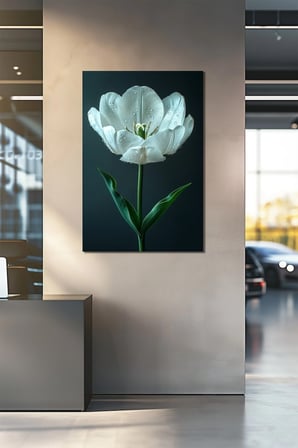 Beyaz Lale Baskılı Cam Tablo – Damla Efektli Minimal Çiçek Duvar Dekoru