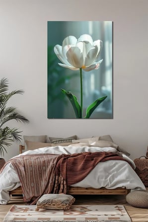 Beyaz Lale Baskılı Cam Tablo – Gün Işığı Efektli Minimal Çiçek Duvar Dekoru