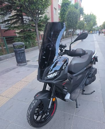 MOTOCAM Aprilia SR GT 400 Ön Cam 2025-2026 Model 63cm Siyah Renkli 4mm