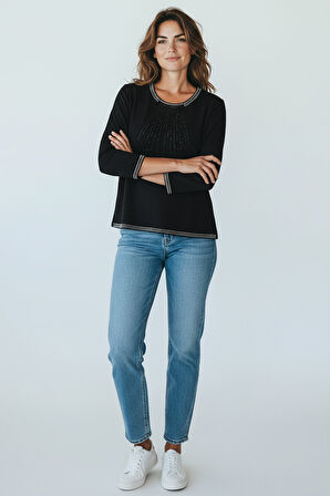 KADIN YAKA VE KOL AĞZI TAŞLI ETEK DESENLİ BLUZ