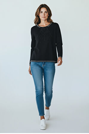 KADIN YAKA VE KOL AĞZI TAŞLI ETEK DESENLİ BLUZ