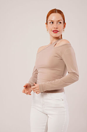 Omuz Dekolte Detaylı Krem Bluz