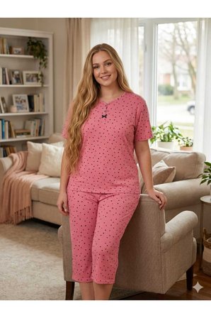 Büyük Beden Kısa Kol Kapri Yumuşak Tuşeli Likralı Örme Pijama Takımı