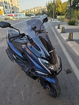 MOTOCAM Arora Safari PRO Siperlik Ön Cam 2023-2025 Model 70cm Füme Renkli 4mm ORİJİNAL BOYLU