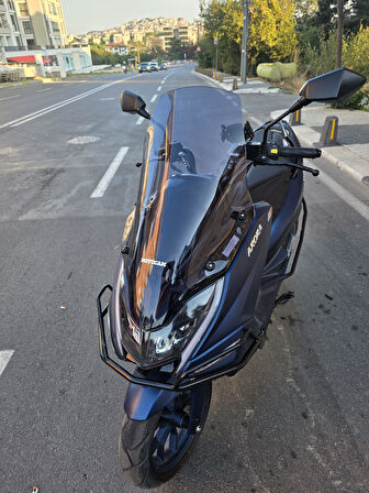 MOTOCAM Arora Safari PRO Siperlik Ön Cam 2023-2025 Model 70cm Füme Renkli 4mm ORİJİNAL BOYLU