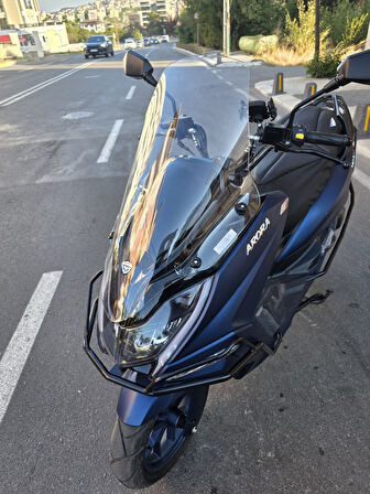 MOTOCAM Arora Safari PRO Siperlik Ön Cam 2023-2025 Model 70cm Şeffaf Renkli 4mm ORİJİNAL BOYLU