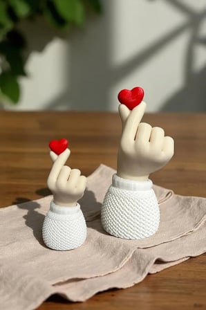 Korean Heart 2li Biblo Seti, Dekoratif Kalp Tutan El Sevimli Hediyelik, 9cm-14cm