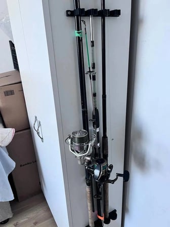 Duvar Tipi Olta Kamışı Askısı 4 Yuvalı 2’li Set – Olta Düzenleyici ve Kamış Tutucu Siyah