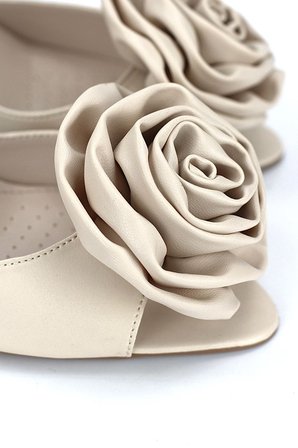 Rosalie Esnek Yumuşak Kaymaz Taban (8 cm) Bej Cilt El Yapımı Gül Detaylı Kadın Topuklu Terlik