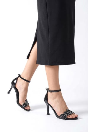 Papillon Esnek Yumuşak Kaymaz Taban (8 cm) Siyah Rugan Taşlı Yaprak Detaylı Kadın Topuklu Ayakkabı