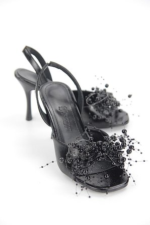 Luvira Esnek Yumuşak Kaymaz Taban (8 cm) Siyah Rugan El Yapımı Boncuk Detaylı Kadın Topuklu Ayakkabı
