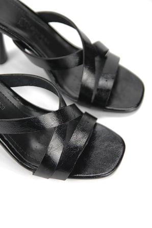 Elowen Esnek Yumuşak Kaymaz Taban (8 cm) Siyah Rugan  Çapraz Bantlı Kadın Topuklu Terlik