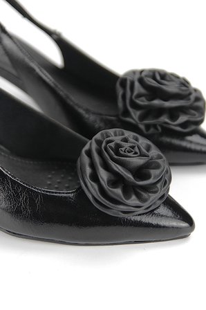 Rose Fairy Esnek Yumuşak Kaymaz Taban (4/6 cm) Siyah Rugan El Yapımı Gül Detaylı Açık Lastikli Kadın Topuklu Ayakkabı