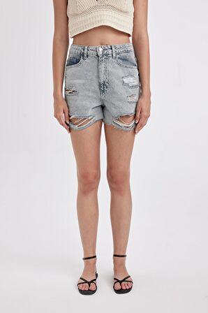 DeFacto Mom Fit Yüksek Bel Kesik Uçlu Paça Jean Şort B7684AX24HSNM55
