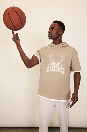 DeFactoFit NBA Milwaukee Bucks Oversize Geniş Kalıp Kapüşonlu Sırt Baskılı Kısa Kollu Tişört D6708AX25SPBG769