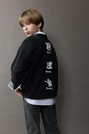 DeFacto Erkek Çocuk Oversize Geniş Kalıp Bisiklet Yaka Sırt Baskılı Yıkamalı Soluk Efektli Sweatshirt D8494A825SPBK81
