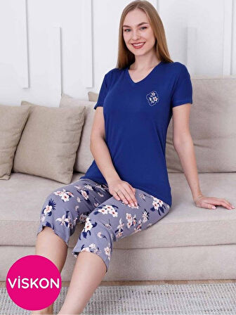 Kadın Saks Mavi Çiçek Desen V Yaka Likralı Viskon Kısa Kol Kapri Pijama Takımı
