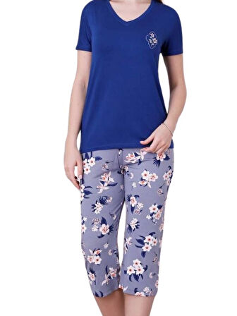 Kadın Saks Mavi Çiçek Desen V Yaka Likralı Viskon Kısa Kol Kapri Pijama Takımı
