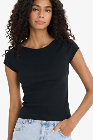 DeFacto Slim Fit Dar Kesim Kayık Yaka Fitilli Kaşkorse Siyah Kısa Kollu Tişört F5015AX25SMBK81