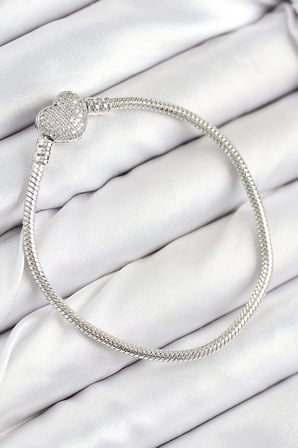 Pirinç Charm Zirkon Taşlı Kalp Model Gümüş Renk Kadın Bileklik
