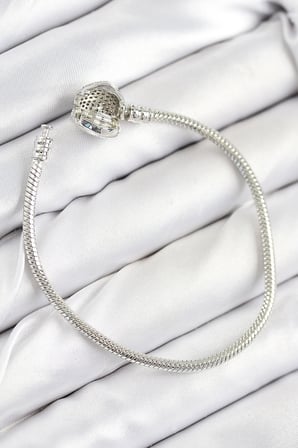 Pirinç Charm Zirkon Taşlı Kalp Model Gümüş Renk Kadın Bileklik