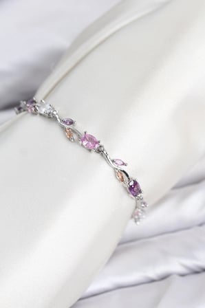 Pirinç Gümüş Renk Pembe ve Mor Zirkon Taşlı Çiçek Model Kadın Bileklik