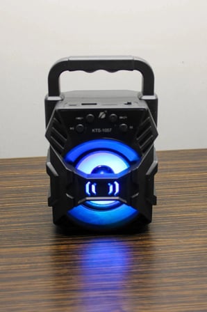 Taşınabilir Işıklı Bluetooth Hoparlör, FM Radyo Özellikli, Suya Dayanıklı Siyah Tasarım