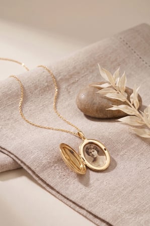 Pirinç Gold Renk Kapaklı Fotoğraf Koyulabilir Model Kadın Kolye