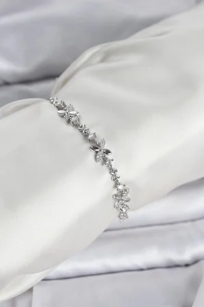 Gümüş Renk Yonca Model Zirkon Taşlı Asansörlü Kadın Bileklik