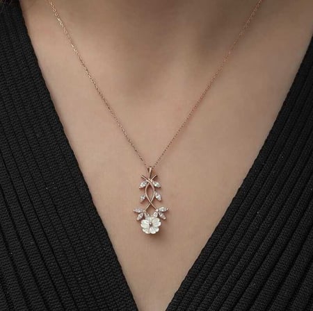 925 Ayar Gümüş Rose Kaplama Beyaz Taşlı Bahar Çiçeği Kadın Kolye