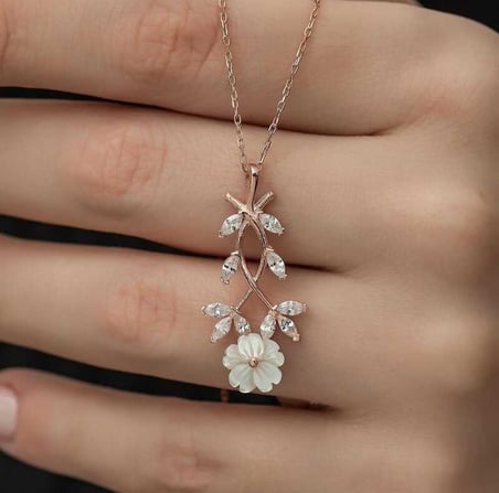 925 Ayar Gümüş Rose Kaplama Beyaz Taşlı Bahar Çiçeği Kadın Kolye