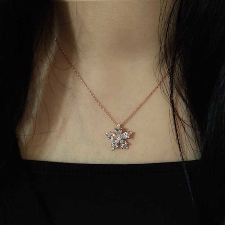 925 Ayar Gümüş Rose Kaplama Beyaz Taşlı Kamelya Çiçeği Kadın Kolye