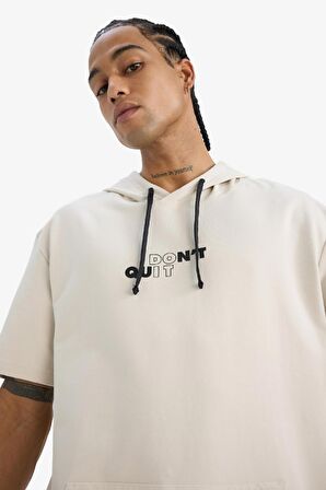 DeFactoFit Standart Fit Kapüşonlu Baskılı Sporcu Kısa Kollu Tişört D8017AX25SPBG721