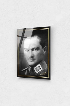 Mustafa Kemal Atatürk Siyah Beyaz Üniformalı Cam Tablo 10 Kasım Atatürk Tablo Ofis Dekor