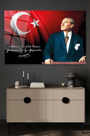Atatürk ve Türk Bayrağı Vatanını En Çok Seven Görevini En İyi Yapandır Yüksek Çözünürlüklü Cam Tablo