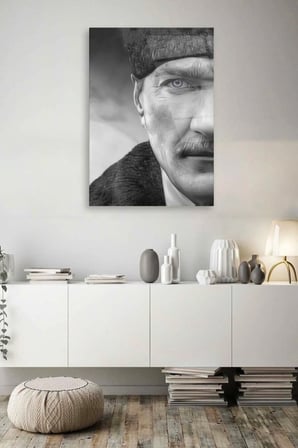 Atatürk Yarı Portre Siyah Beyaz Cam Tablo