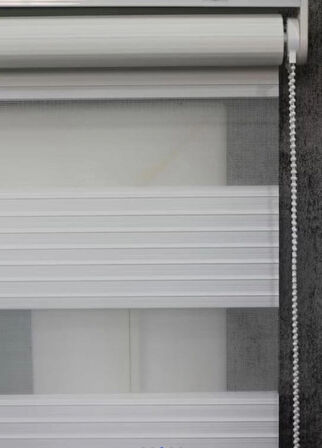 Beyaz Geniş Plise Etek Dilimli Zebra Stor Güneşlik Perde