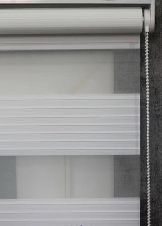 Beyaz Geniş Plise Etek Dilimli Zebra Stor Güneşlik Perde