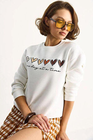  Kadın beyaz kalp baskılı sweatshirt