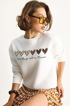  Kadın beyaz kalp baskılı sweatshirt