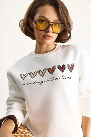  Kadın beyaz kalp baskılı sweatshirt
