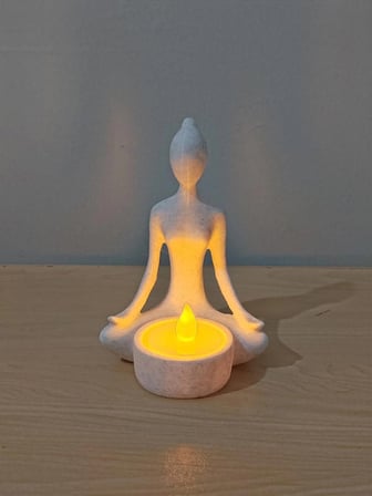 Meditasyon Kadın Figürü Mumluk – 3D Baskı Dekoratif LED Mumluk
