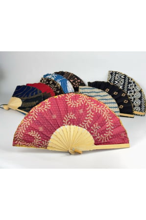 Bak Gel Al Vintage El Yapımı Bambu Saplı Kumaş (M Boy) Yelpaze, Renkli Ve Batik Desenli Katlanabilir Model