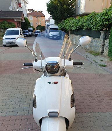 MOTOCAM RKS Bitter Siperlik Ön Cam 2022-2025 Model 43cm Şeffaf Renkli 4mm Elciksiz Ve APARATSIZDIR