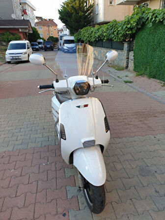 MOTOCAM RKS Bitter Siperlik Ön Cam 2022-2025 Model 43cm Şeffaf Renkli 4mm Elciksiz Ve APARATSIZDIR