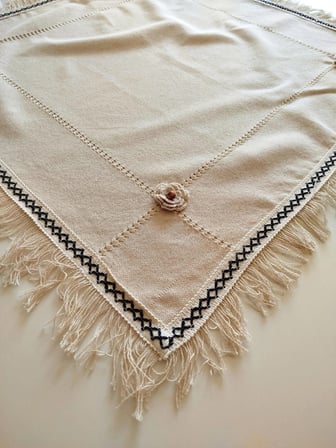 Naturel El İşi Güllü Antika İşli Otantik Vintage Güpürlü Organik Saçaklı Masa Örtüsü 110x110 cm