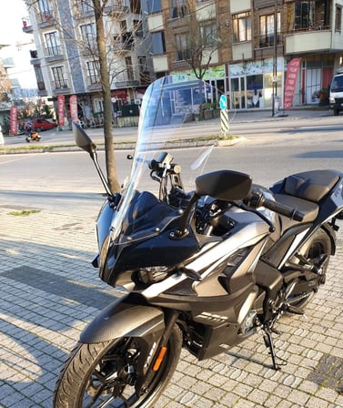 MOTOCAM Bajaj Pulsar RS 200 Ön Cam 2015-2026 Model 56cm Şeffaf Renkli 4mm UZUN CAM